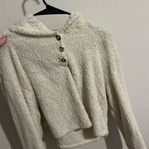 Cropped fluffy pullover